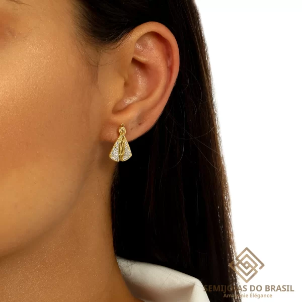 BRINCO DOURADO NOSSA SENHORA COM ZIRCÔNIAS