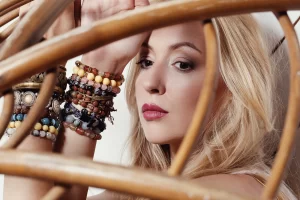 Qual a diferença entre Semijoias e Folheados Entenda todas as diferenças e não seja enganada com produtos de baixa qualidade.